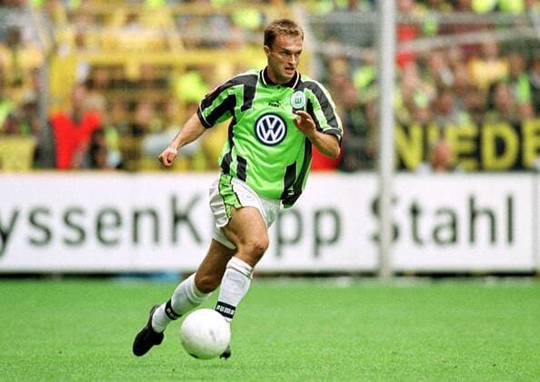 Christian Wück (Wolfsburg) am Ball Fußball 1. BL Herren Saison 1999 2000, Dortmund - VfL Wolfsburg 2:1 Einzelbild Westfalenstadion Dortmund Dynamik,