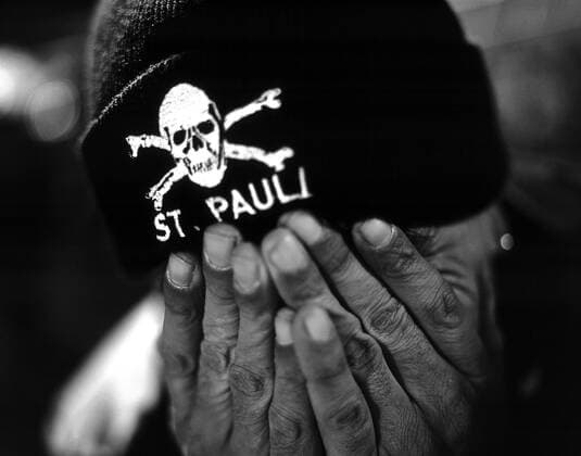 Hells Angel fassungslos: Sven Brux, St. Pauli-Mitarbeiter und leidender Fan, kann die Niederlage nicht glauben und schlägt die Hände vor's Gesicht, Hell s Fußball 2. BL Herren Saison 1998 1999, 1. FC St. Pauli, Hamburg, Fans, Fußballfans, verzweifelte, leidende, leiden Einzelbild Wilhelm-Koch-Stadion am Millerntor Hamburg Verzweiflung, Wut, Enttäuschung