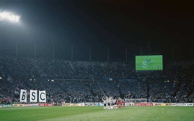 Hertha-Fankurve im Olympiastadion neben der Großbildleinwand Fußball 1. BL Herren Saison 1998 1999, Hertha BSC Berlin - SC Freiburg 1:0, Totale Olympiastadion Berlin