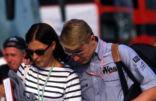 Motorsport, Formel 1, Ehefrauen der Ikonen - Archivbilder McLaren-Mika Häkkinen (Finnland) verläßt enttäuscht mit seiner Ehefrau Erja (li.) Imola Motorsport Grand Prix Herren Weltmeisterschaft 1999, WM, Großer Preis von San Marino, Formel 1, F1, F, Team Mc Laren Mercedes Gruppe Autodromo Imola Enttäuschung,