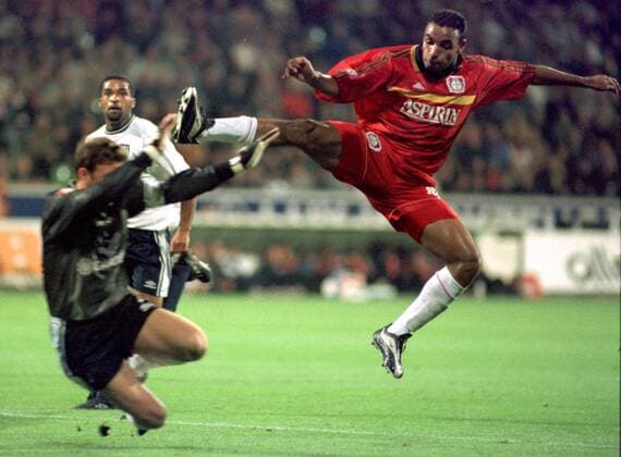 Ferreira da Rosa Emerson (Leverkusen, re.) fliegt in Kickboxer-Manier mit gestrecktem Bein auf Torhüter Philipp Laux (Ulm) zu Fußball 1. BL Herren Saison 1999 2000, Bayer 04 Leverkusen - SSV Ulm 1846 4:1, Gruppe BayArena Leverkusen Höhe, Kampf,