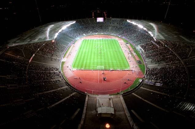 Blick von oben in das beleuchtete Berliner Olympiastadion bei Nacht Fußball 1. BL Herren Saison 1999 2000, Hertha BSC Berlin, Stadion, Arena, Fußballfeld, Fußballstadion, Vogelperspektive Totale Olympiastadion Berlin