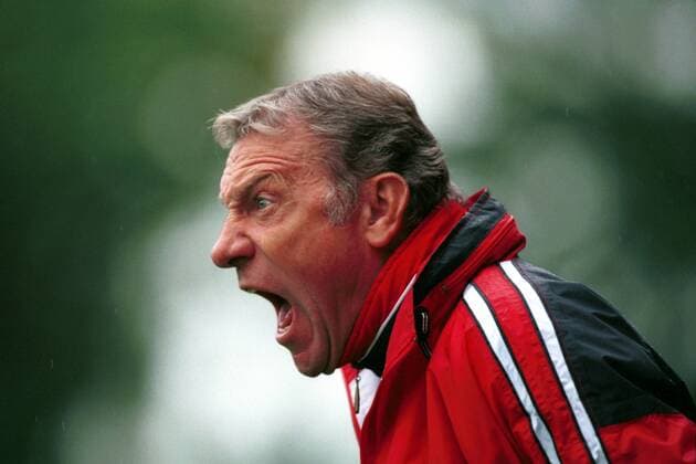 Trainer Eduard Geyer (Cottbus) schreit sich die Seele aus dem Leib Fußball 2. BL Herren Saison 1999 2000, FC Energie Cottbus Porträt Stadion der Freundschaft Cottbus Enttäuschung, Verzweiflung, Wut, Ungeduld
