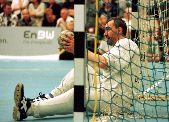 Torwart Andreas Thiel (Dormagen) hält den Ball vor der Torlinie Handball 1. BL Herren Saison 1999 2000, TSV Bayer Dormagen Einzelbild Dormagen