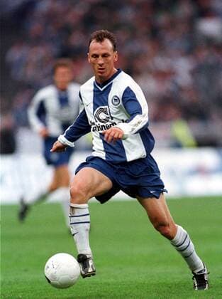 Andreas Thom (Hertha) am Ball Fußball 1. BL Herren Saison 1999 2000, Hertha BSC Berlin Einzelbild Olympiastadion Berlin Dynamik,