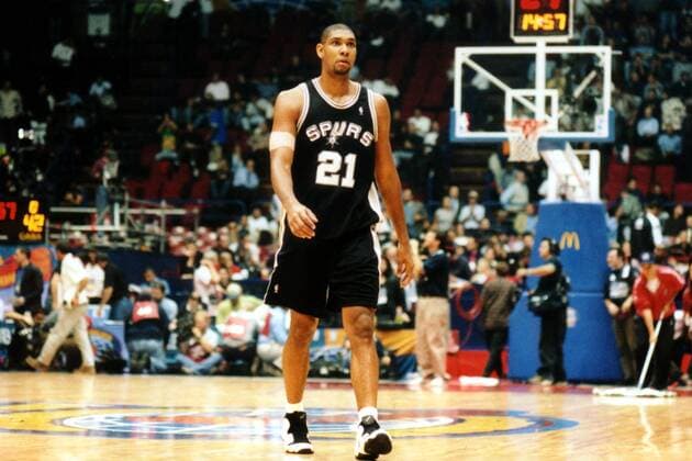 Tim Duncan (Spurs) schreitet über das Spielfeld Basketball Herren Mc Donald s Championship 1999, McDonalds, McDonald s, Mc Donalds, Basketballturnier Einzelbild Mailand Konzentration,