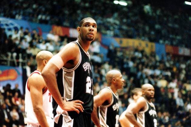 Tim Duncan (Spurs) Basketball Herren Mc Donald s Championship 1999, McDonalds, McDonald s, Mc Donalds, Basketballturnier Einzelbild Mailand Konzentration, Nachdenklichkeit,