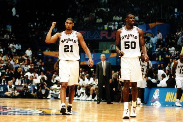 Twin Towers David Robinson (re.) und Tim Duncan (beide Spurs) jubelnd Basketball Herren Mc Donald s Championship 1999, McDonalds, McDonald s, Mc Donalds, Basketballturnier Gruppe Mailand Begeisterung, Freude,