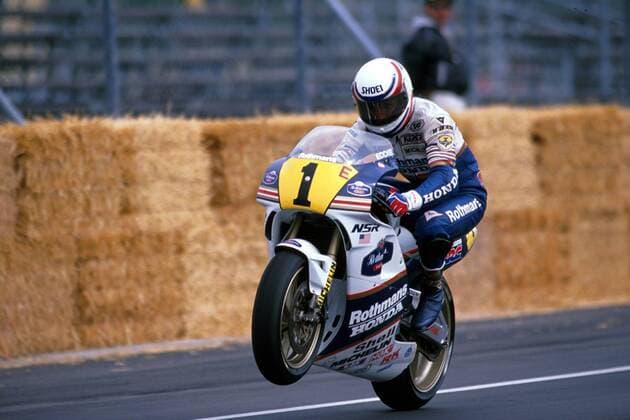 Eddie Lawson (USA) auf seiner Maschine - Vorderrad in der Luft Motorsport WM Herren Großer Preis von Amerika, GP, Weltmeisterschaft 1989, Motorradsport, Motorradrennsport, 500ccm Einzelbild Laguna Seca Dynamik, Höhe,