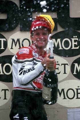 Wayne Rainey (USA) mit der obligatorischen Sektdusche Motorsport WM Herren Großer Preis von Amerika, GP, Weltmeisterschaft 1989, Motorradsport, Motorradrennsport, 500ccm Einzelbild Laguna Seca Freude,
