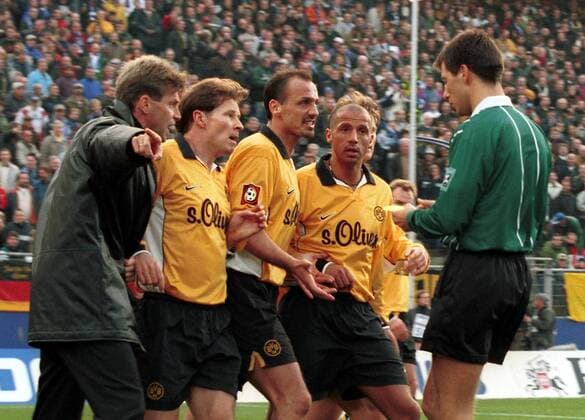 Trainer Michael Skibbe (v.l.), Stefan Reuter, Jürgen Kohler und Giuseppe Reina (alle BVB) bedrängen Schiedsrichter Wolfgang Stark nach dessen Elfmeterentscheidung Fußball 1. BL Herren Saison 1999 2000: BVB Borussia Dortmund Gruppe Volksparkstadion Hamburg Spannung, Ungeduld, Verzweiflung, Wut, Überlegenheit,