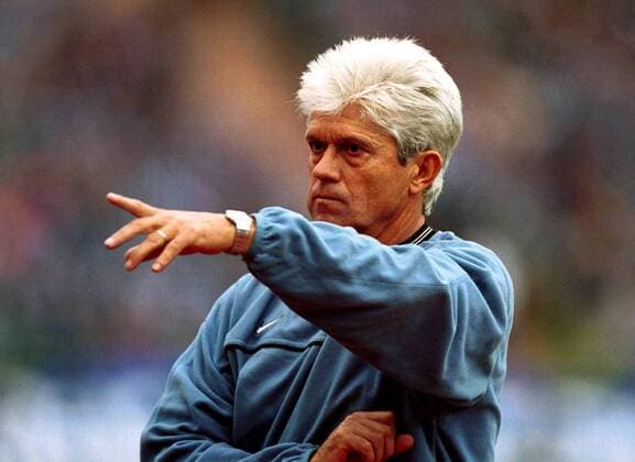 Trainer Werner Lorant (1860) zeigt unerbittlich die Richtung an Fußball 1. BL Herren Saison 1999 2000, TSV 1860 München Einzelbild Olympiastadion München