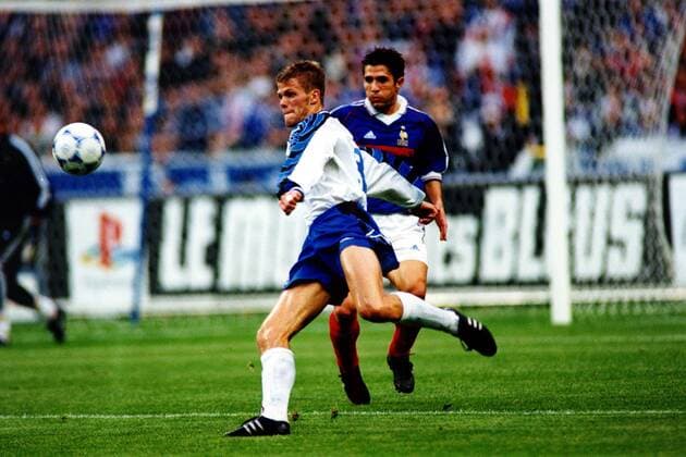 Hreidarsson (Island, vorn) kommt gegen Bixente Lizarazu (Frankreich) zum Schuss Fußball Länderspiel Herren Europameisterschaftsqualifikation 1999, EM-Qualifikation, Nationalmannschaft, Nationalteam Gruppe Stade de France Paris  