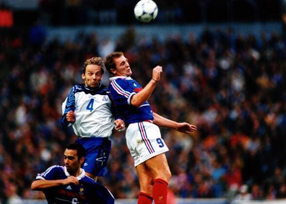 Lilian Laslandes (Frankreich, re.) gegen Sigurdsson (Island) Fußball Länderspiel Herren Europameisterschaftsqualifikation 1999, EM-Qualifikation, Nationalmannschaft, Nationalteam Gruppe Stade de France Paris Kampf  