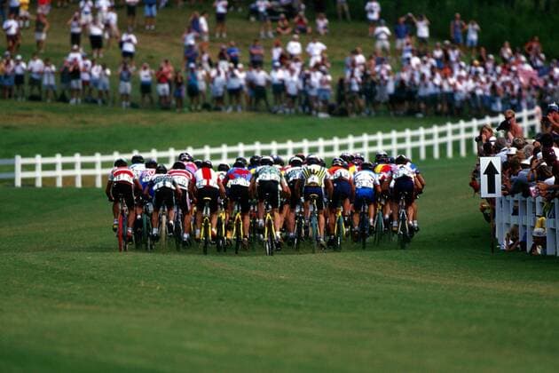 Das geschlossene Fahrerfeld nach dem Start noch eng beisammen Mountainbike OS Sommer Damen Olympische Spiele 1996, Olympia, Sommerspiele, Olympiade, Mountain Bike, Cross-Country, Frau, Frauen Totale Georgia International Horse Park Atlanta Dynamik,