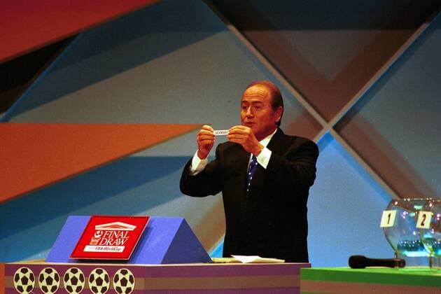 Sepp Blatter (Schweiz), FIFA-Generalsekretär, hat Deutschland aus der Lostrommel gezogen Fußball WM Herren Auslosung zur Fußball WM 1994, FIFA World Cup, Weltmeisterschaft, Worldcup, Einzelbild Las Vegas