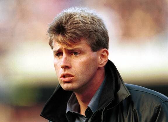Trainer Michael Skibbe (BVB) mit skeptischem Blick Fußball 1. BL Herren Saison 1999 2000, Hamburg - Borussia Dortmund 1:1, Porträt Volksparkstadion Hamburg Skepsis, Spannung,