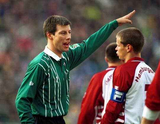 Schiedsrichter Wolfgang Stark (Landshut, li.) weist Martin Groth (HSV) in die Schranken Fußball 1. BL Herren Saison 1999 2000, Hamburger SV, Hamburg Gruppe Volksparkstadion Hamburg Spannung, Überlegenheit