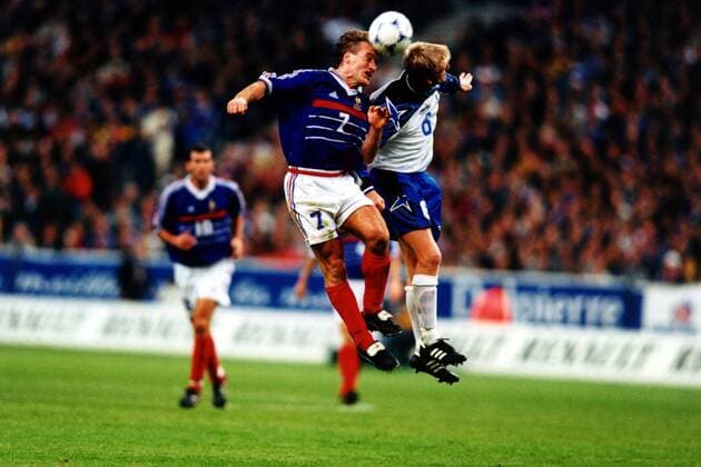 Didier Deschamps (li., Frankreich) im Kopfballduell mit einem Isländer Fußball Länderspiel Herren Europameisterschaftsqualifikation 1999, EM-Qualifikation, Nationalmannschaft, Nationalteam Gruppe Stade de France Paris  