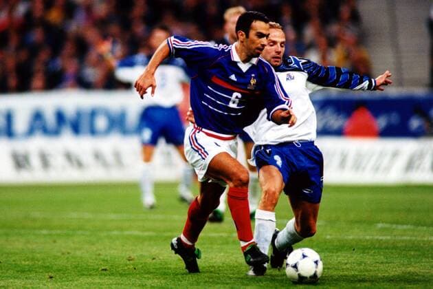 Youri Djorkaeff (Frankreich) im Duell mit seinem isländischem Gegenspieler Fußball Länderspiel Herren EM-Qualifikation 1999, Nationalmannschaft, Nationalteam, Nationaltrikot, Frankreich - Island 3:2 Gruppe Stade de France Paris Kampf, Dynamik,  