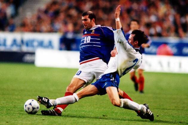 Zinedine Zidane (Frankreich) im Duell mit seinem isländischem Gegenspieler Fußball Länderspiel Herren EM-Qualifikation 1999, Nationalmannschaft, Nationalteam, Nationaltrikot, Frankreich - Island 3:2 Gruppe Stade de France Paris Dynamik, Kampf,  
