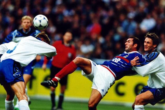 Zinedine Zidane (Frankreich) wird im Duell mit seinem isländischem Gegenspieler unfair von hinten attackiert Fußball Länderspiel Herren EM-Qualifikation 1999, Nationalmannschaft, Nationalteam, Nationaltrikot, Frankreich - Island 3:2 Gruppe Stade de France Paris Kampf, Dynamik,  