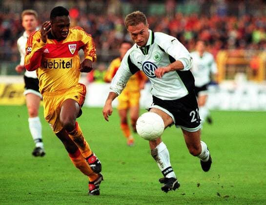 Christian Wück (VfL, re.) am Ball, Thiam (Stuttgart) kann ihn nicht gefährden Fußball 1. BL Herren Saison 1999 2000, VfL Wolfsburg - VfB Stuttgart 0:2 Gruppe VfL-Stadion Wolfsburg Dynamik,