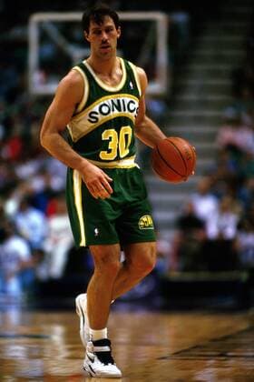 Sarunas Marciulionis (Seattle SuperSonics) mit Ball Basketball Herren Saison 1995 1996, NBA, National Basketball Association, Western Conference, Seattle Super Sonics Einzelbild Key Arena Seattle Dynamik,