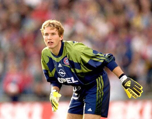 Torhüter Stefan Wessels (Bayern) beobachtet aufmerksam das Geschehen Fußball 1. BL Herren Saison 1999 2000, Ulm - FC Bayern München 0:1 Einzelbild Donaustadion Ulm Spannung, Konzentration,
