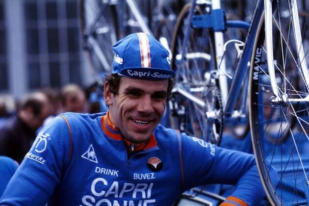 Gregor Braun (Deutschland) lehnt lachend am Fahrerwagen Radsport Herren Straßenradsport 1977, Straße, Straßenrennen, Radrennen, Radrennsport, Einzelbild Freude,