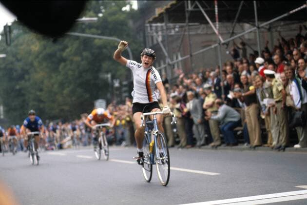 Weltmeisterin Beate Habetz (Deutschland) jubelnd im Ziel Radsport WM Damen Weltmeisterschaft 1978, Straßenradsport, Straße, Rad, Einzelbild Brauweiler Glück, Begeisterung, Freude,