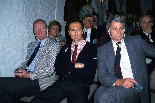 Killerblick Franz Beckenbauer (Deutschland, Mi.), Jack Charlton (Irland, re.) und Bobby Robson (England) hören andächtig zu Fußball EM Herren Internationales Adidas-Symposium Euro 88, 1988, Europameisterschaft, UEFA, Nationalmannschaft, Gruppe Nachdenklichkeit,