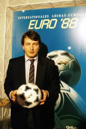 DFB-Pressechef Wolfgang Niersbach (Deutschland) mit einem Ball in der Hand vor dem Euro-Plakat Fußball EM Herren Internationales Adidas-Symposium Euro 88, 1988, Europameisterschaft, UEFA, Nationalmannschaft, Einzelbild