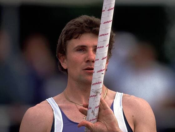 Sergej Bubka (Ukraine) konzentriert zum nächstem Sprung Leichtathletik Herren Sportfest 1991, Meeting, Leichtathletikmeeting, Stab, Stabhoch, Stabhochsprung, Stabhochspringen Einzelbild Stadion Rote Erde Dortmund Konzentration,