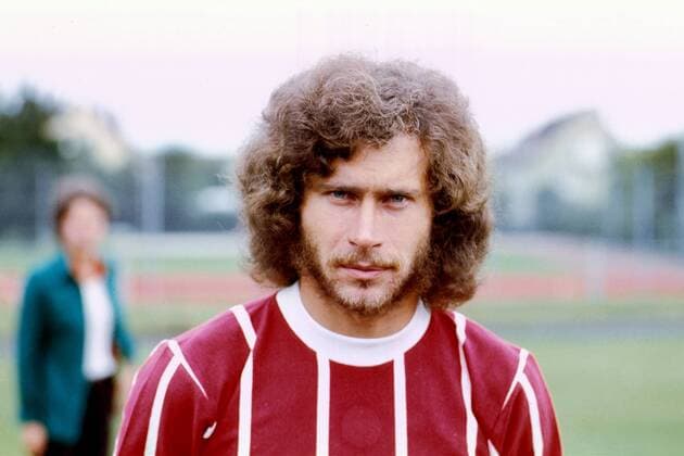 Paul Breitner (FC Bayern München) im Porträt Fußball 1. BL Herren Saison 1972 1973: FC Bayern München, Porträttermin, Vorstellung, Präsentation Porträt München