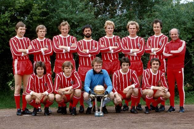 Bayern München mit dem Weltpokal 1976 - hinten v. li.: Conny Torstensson, Björn Andersson, Hans Georg Schwarzenbeck, Gerd Müller, Karl Heinz Rummenigge, Uli Hoeneß, Franz Beckenbauer, Trainer Dettmar Cramer; vorn: Josef Weiß, Udo Horsmann, Sepp Maier, Alfred Arbinger, und Hans Josef Kapellmann Fußball 1. BL Herren quer, vdia, Mannschaftsfoto, Mannschaftsbild, Vorstellung, Präsentation, Pressetermin Totale Karlheinz, Jupp, Detmar Saison 1976 1977, Pokal, Trophäe