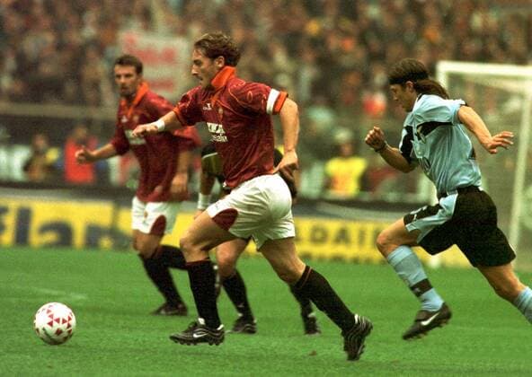 Francesco Totti (Roma, li.) enteilt Matias Almeyda (Lazio) Fußball Herren Saison 1999 2000, 1. Italienische Liga, Meisterschaft, Serie A, AS Rom - Lazio Rom 4:1, Derby, Gruppe Olimpico Rom