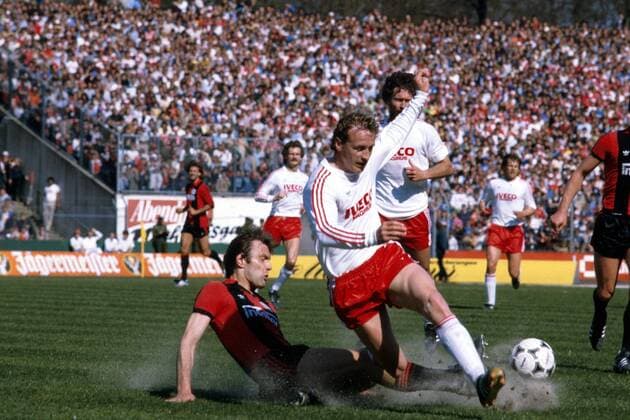 Karl-Heinz Körbel (Frankfurt, li.) bringt Bernd Dürnberger (Bayern) zu Fall Fußball 1. BL Herren Saison 1981 1982: Eintracht Frankfurt - FC Bayern München Gruppe Waldstadion Frankfurt M. Dynamik, Kampf,