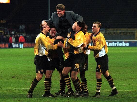 Trainer Michael Skibbe wird von seinem Team auf Händen getragen Fußball EC 3 Herren UEFA Cup 1999 2000, Pokal, Europapokal, Borussia Dortmund Gruppe Westfalenstadion Dortmund Harmonie, Freude, Begeisterung,