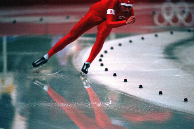 Olympiasiegerin Bonnie Blair (USA) läuft die Kurve Eisschnellauf OS Winter Damen Olympische Spiele 1992, Olympia, Olympiade, Winterspiele, Sprint, 500m, 500 m, Meter Einzelbild Albertville Dynamik,