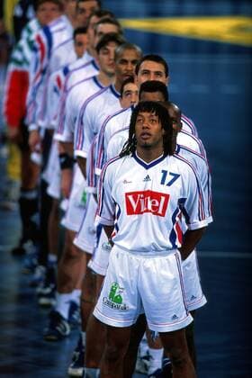 Jackson Richardson (Frankreich) während der Nationalhymne Handball Länderspiel Herren Supercup 1999, Super Cup, Nationalmannschaft, Nationalteam, Nationaltrikot Frankreich Gruppe Max-Schmeling-Halle Berlin