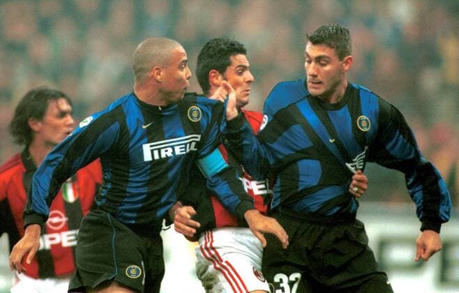 Ronaldo (li.) und Christian Vieri (re., beide Inter) kämpfen auf engstem Raum mit Luigi Sala (Milan, Mitte) Fußball Herren Serie A 1999 2000, 1. Italienische Liga, Derby, Lokalderby, Inter Mailand - AC Mailand 1:2 Gruppe Stadio Giuseppe Meazza, San Siro Mailand Kampf,