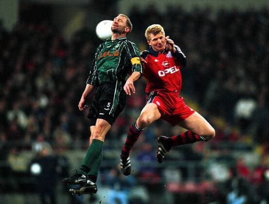 Dieter Eilts (Bremen, li.) im Kopfballduell mit Stefan Effenberg (Bayern) Fußball 1. BL Herren Saison 1999 2000, SV Werder Bremen - FC Bayern München 0:2 Gruppe Weserstadion Bremen Kampf, Höhe,