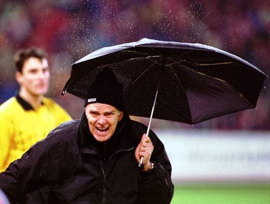 Trainer Volker Finke (Freiburg) ist sauer Fußball 1. BL Herren Saison 1999 2000, SC Freiburg Einzelbild Dreisamstadion Freiburg Enttäuschung, Komik, Wut,