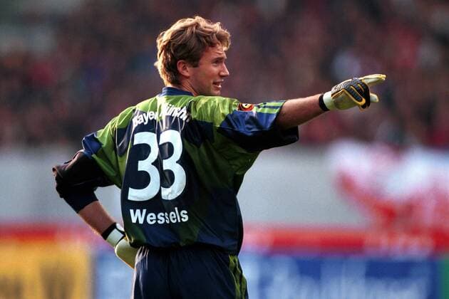 Torhüter Stefan Wessels (Bayern) gibt Anweisungen Fußball 1. BL Herren Saison 1999 2000: FC Bayern München Einzelbild Fritz-Walter-Stadion Kaiserslautern