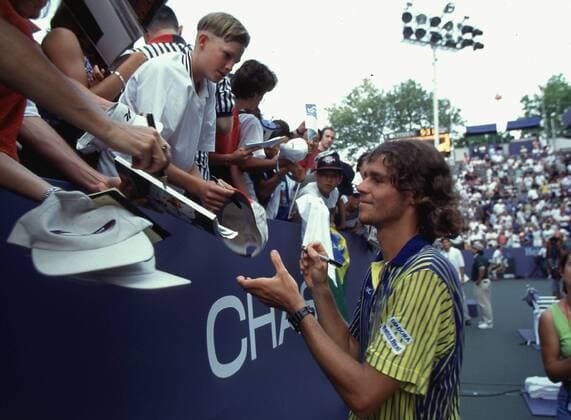 Gustavo Kuerten (Brasilien) schreibt geduldig Autogramme Tennis Herren US Open 1997, Grand Slam, ATP-Tour, Hartplatz, Hardcourt, Hartplatzturnier, Hartplatztennis Gruppe Flushing Meadow New York