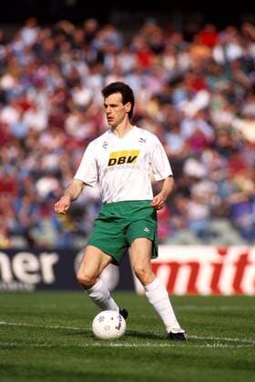 Rune Bratseth (Bremen) am Ball Fußball 1. BL Herren Saison 1992 1993: SV Werder Bremen Einzelbild Weserstadion Bremen