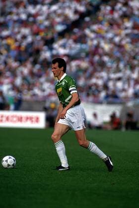 Kapitän Rune Bratseth (Bremen) am Ball Fußball 1. BL Herren Saison 1993 1994: DFB-Pokal, Endspiel, Pokalendspiel, Finale, Pokalfinale, SV Werder Bremen Einzelbild Olympiastadion Berlin Dynamik,