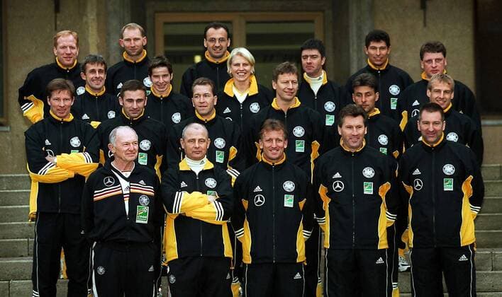 Die Lehrgangsteilnehmer, 1.R.vo.v.li.: Gero Bisanz, Bernd Hölzenbein, Andreas Brehme, Manfred Kaltz, Eike Immel; 2.R.v.li.: Stefan Reuter, Stefan Kuntz, Andreas Köpke, Guido Buchwald, Rene Müller, Jürgen Klinsmann; 3.R.v.li.: Pierre Littbarski, Fußball Sonderlehrgang des DFB 2000, Fußballlehrerlizenz. Lehrer-Lizenz, Lehrgang, Trainer, Coach, Totale Sportschule Hennef