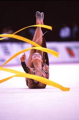 Alina Kabayeva (Rußland) bei einer Übung mit dem Band Rhythmische Sportgymnastik EM Damen Europameisterschaft 1999, RSG, Gymnastik Einzelbild Budapest